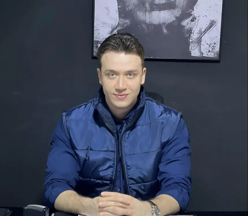 تعليقات إعجاب على صورة طبيب وسيم تجر عشرات النساء المتزوجات لمحاكم الطلاق